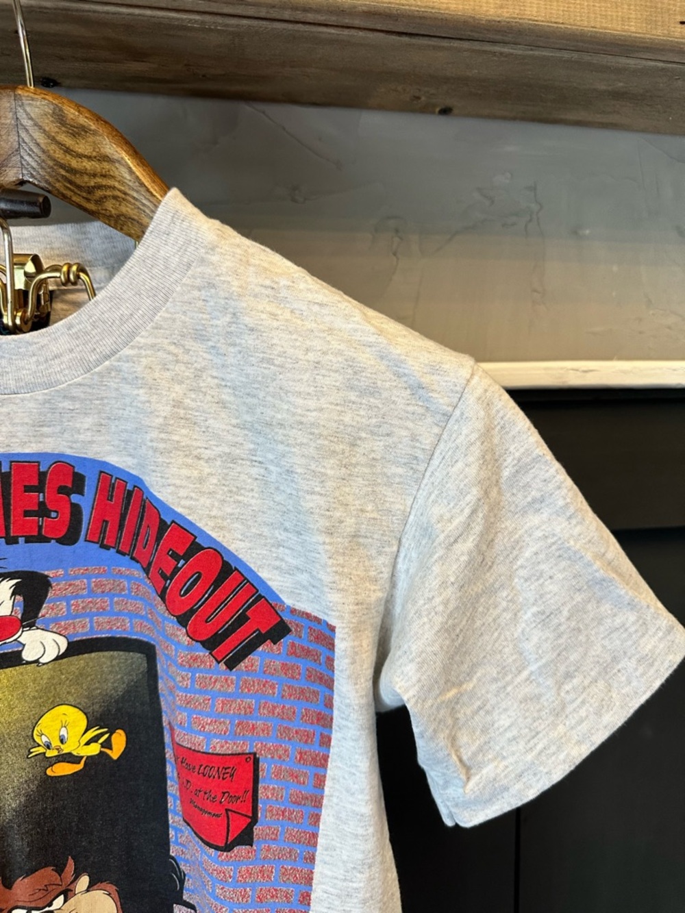 Rare Vintage Looney Tunes Hideout Graphic T-Shirt size S/M - Picture 3 of 11